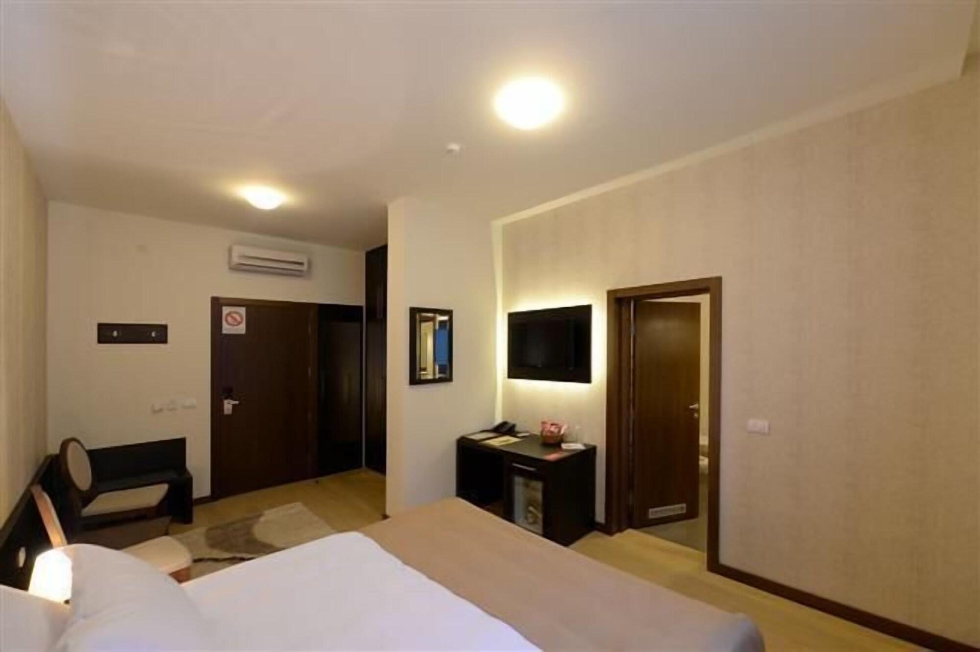 Hotel Majdan Белград Экстерьер фото